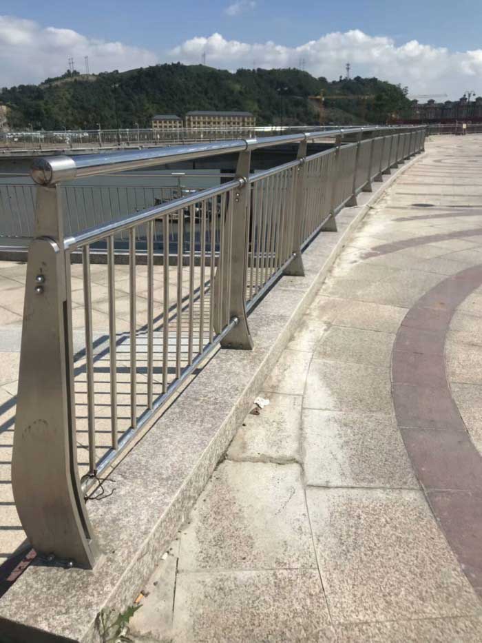 市政護(hù)欄廠家聯(lián)系方式 市政護(hù)欄廠家聯(lián)系方式